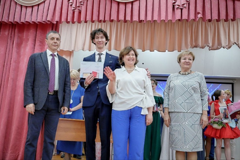 От имени Главы городского округа Красногорск Дмитрия Владимировича Волкова выпускников 10-й школы поздравила первый заместитель Наталья Тимошина