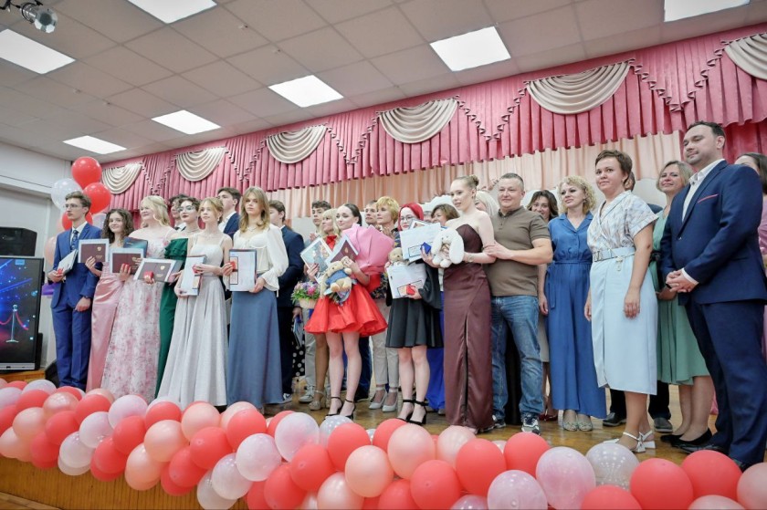 От имени Главы городского округа Красногорск Дмитрия Владимировича Волкова выпускников 10-й школы поздравила первый заместитель Наталья Тимошина
