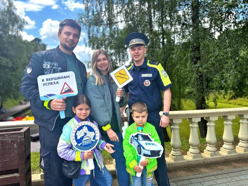 В День российской молодежи, сотрудники Госавтоинспекции Красногорска провели акцию по безопасности дорожного движения