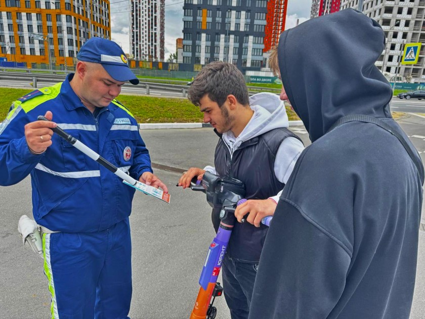Сотрудники Подмосковной Госавтоинспекции разъясняют  участникам дорожного движения о правилах использования СИМ