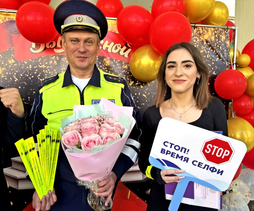 Подмосковные автоинспекторы поздравили выпускников с окончанием школы и напомнили о безопасности на дорогах