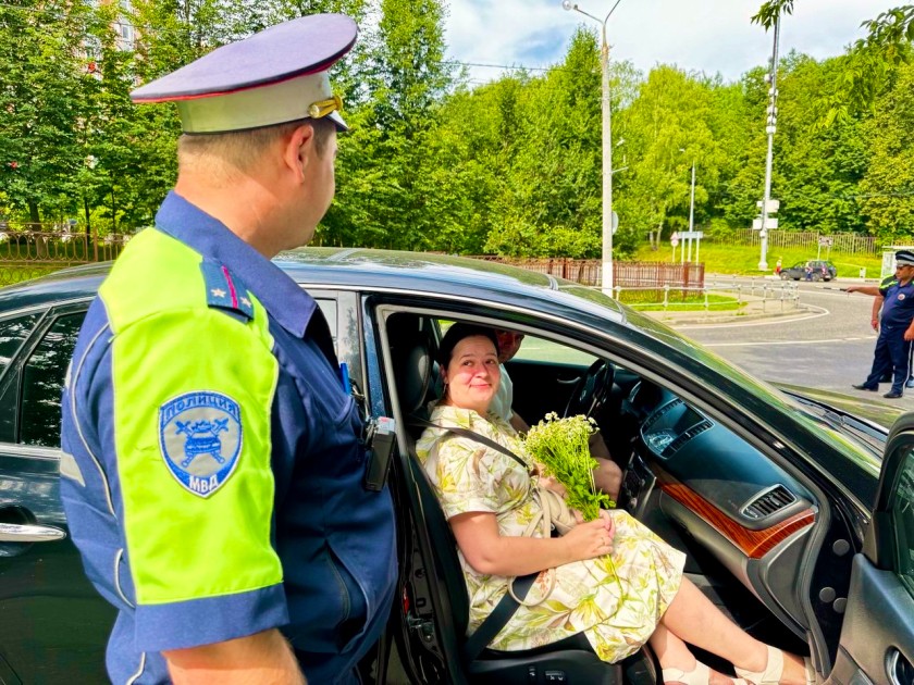 В Московской области автоинспекторы поздравили участников дорожного движения с Днём семьи, любви и верности