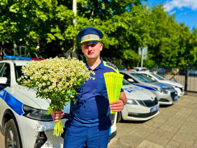 В Московской области автоинспекторы поздравили участников дорожного движения с Днём семьи, любви и верности