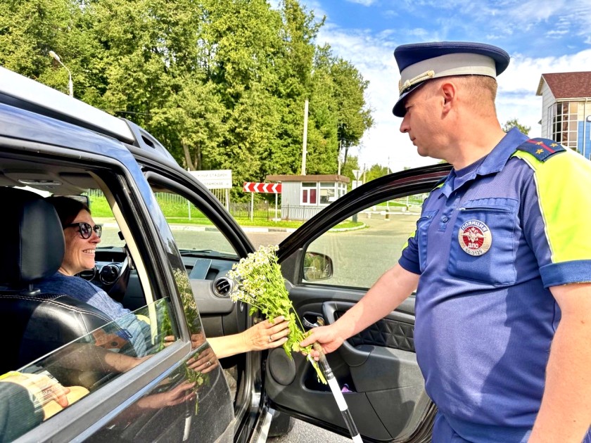 В Московской области автоинспекторы поздравили участников дорожного движения с Днём семьи, любви и верности