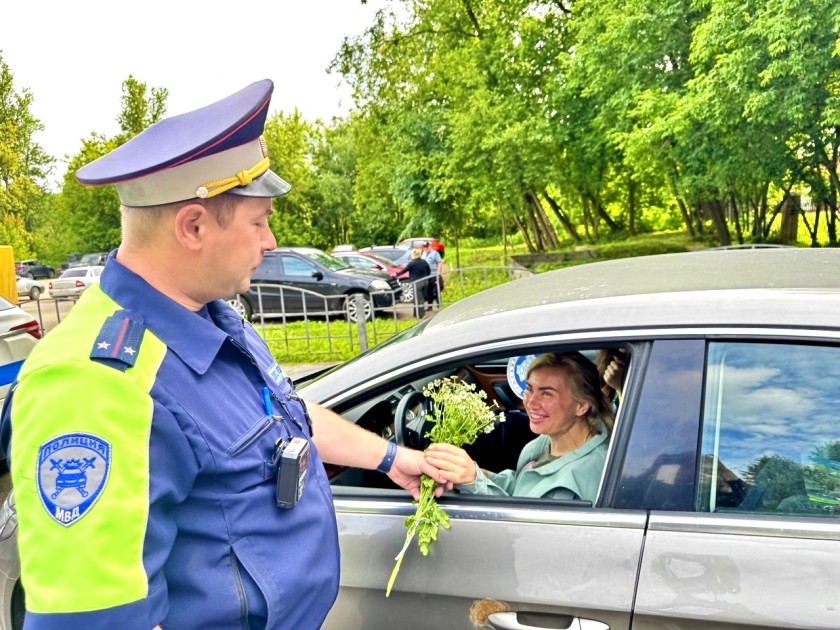 В Московской области автоинспекторы поздравили участников дорожного движения с Днём семьи, любви и верности