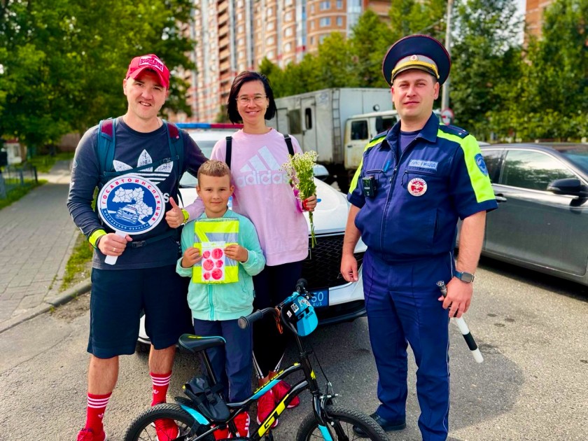 В Московской области автоинспекторы поздравили участников дорожного движения с Днём семьи, любви и верности