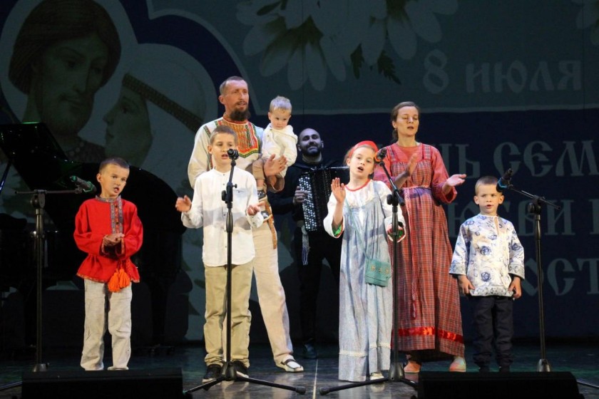 В Доме культуры «Луч» прошло масштабное мероприятие, приуроченное ко Дню семьи, любви и верности