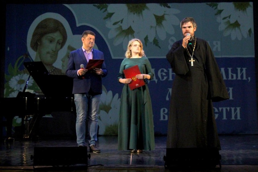 В Доме культуры «Луч» прошло масштабное мероприятие, приуроченное ко Дню семьи, любви и верности