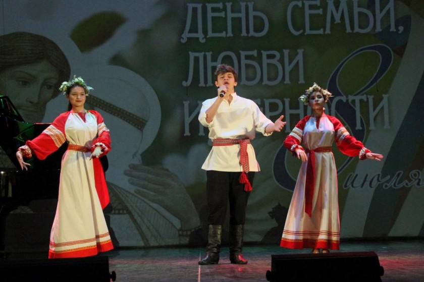 В Доме культуры «Луч» прошло масштабное мероприятие, приуроченное ко Дню семьи, любви и верности