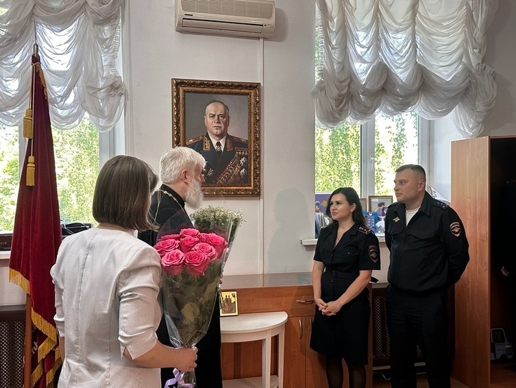 Общественник в Красногорске поздравил семью сотрудников полиции с Днём семьи, любви и верности