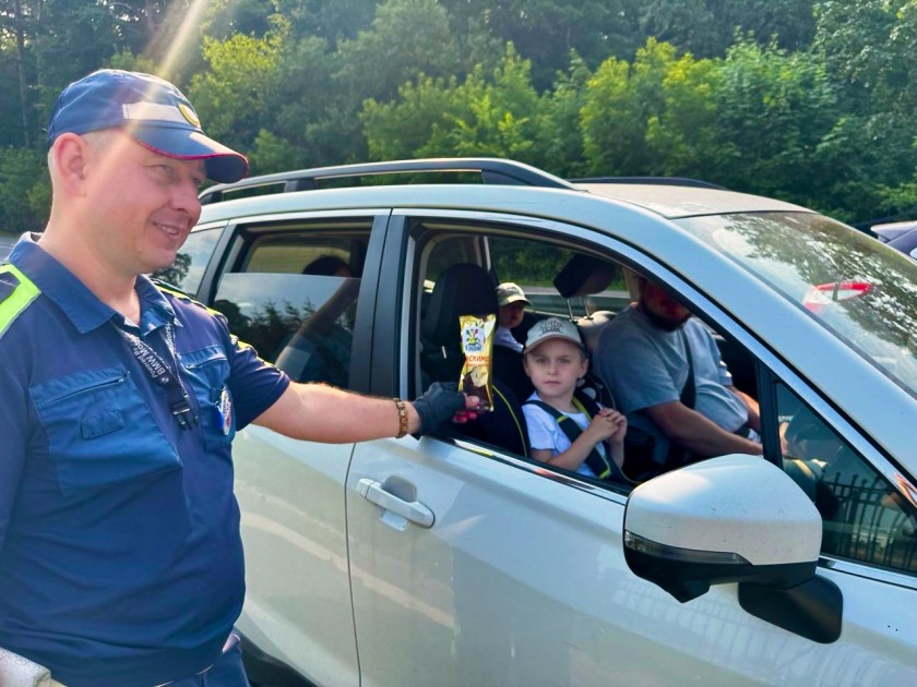 Во время аномальной жары сотрудники Госавтоинспекции Подмосковья  раздают питьевую воду и мороженое участникам дорожного движения.