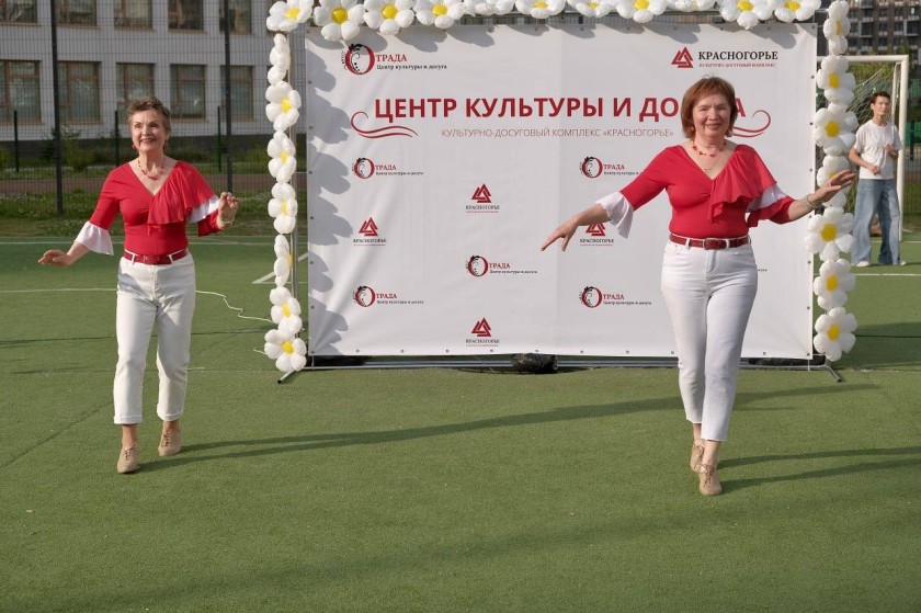 В посёлке Путилково, на стадионе образовательного центра «Вершина», прошёл душевный праздник, посвящённый Дню семьи, любви и верности. Его организовал центр культуры и досуга «Отрада»