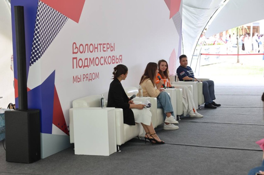 На набережной Павшинской поймы подмосковные волонтеры отмечают свой первый юбилей — в этом году им исполнилось 5 лет