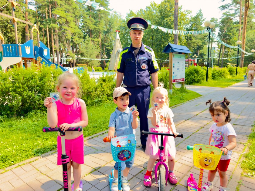 Сотрудники подмосковной Госавтоинспекции напоминают посетителям городских парков о дорожной безопасности