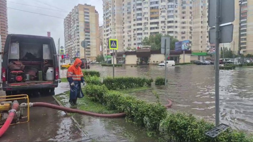 Откачка воды ведется на улицах Красногорска и микрорайона Павшинская пойма