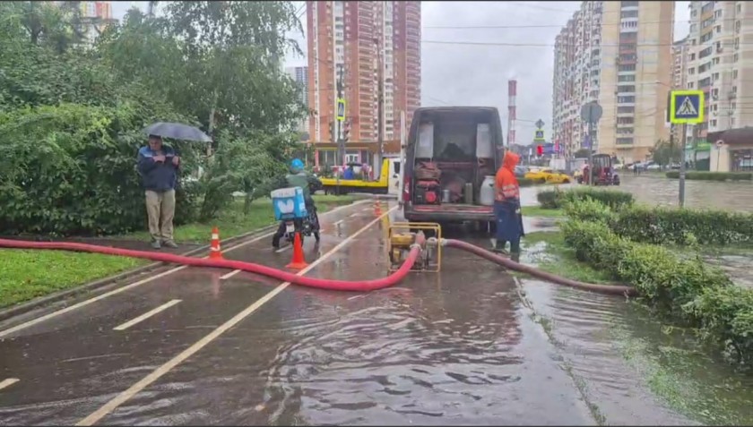 Откачка воды ведется на улицах Красногорска и микрорайона Павшинская пойма