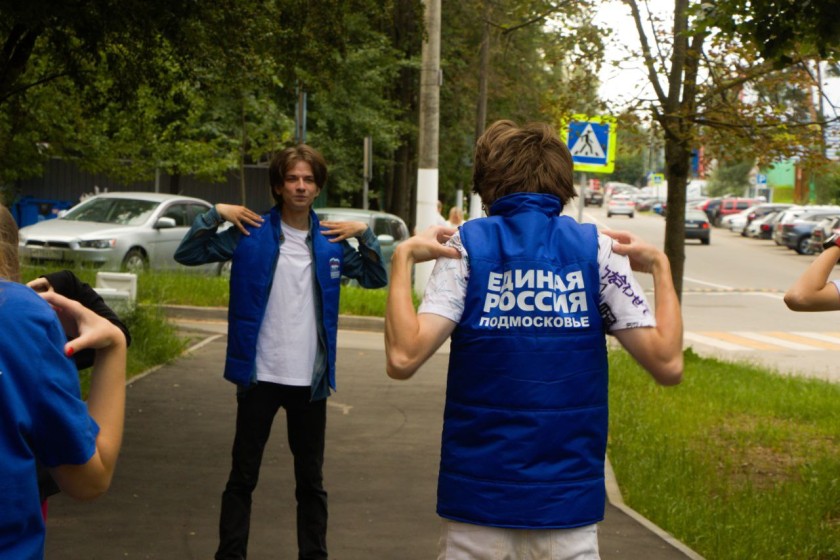 В честь #Дняфизкультурника активисты партии «Единая Россия» и молодогвардейцы провели зарядку для соседей