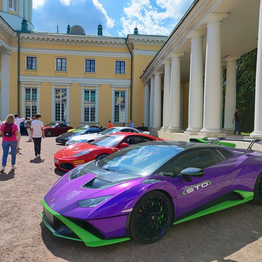 В музее-заповеднике «Архангельское» прошла масштабная выставка раритетных автомобилей