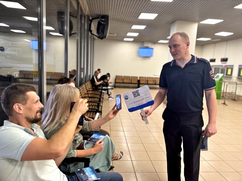 Стражи правопорядка в многофункциональных центрах оказания государственных услуг и регистрационно-экзаменационных подразделениях Госавтоинспекции Подмосковного Красногорска