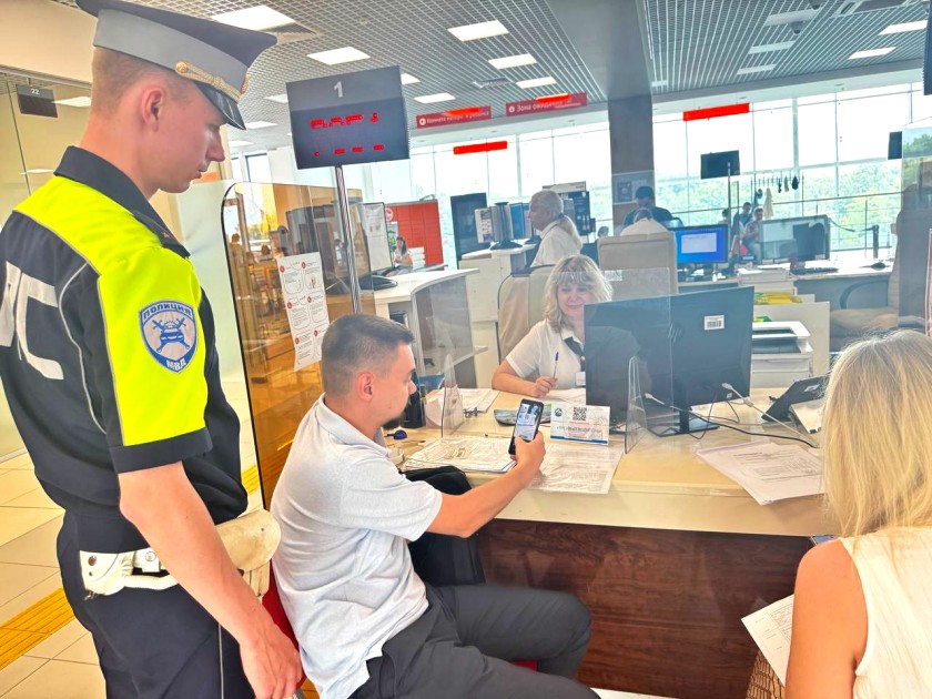 Стражи правопорядка в многофункциональных центрах оказания государственных услуг и регистрационно-экзаменационных подразделениях Госавтоинспекции Подмосковного Красногорска