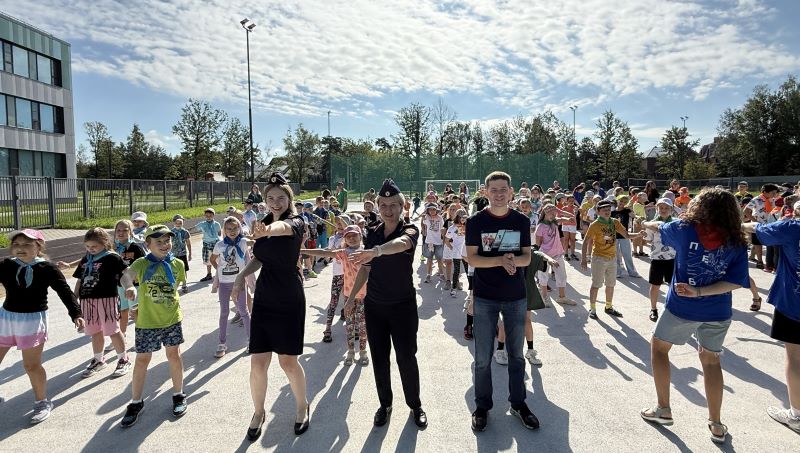 В Красногорске сотрудники полиции провели «Зарядку со стражем порядка» в общегородском лагере