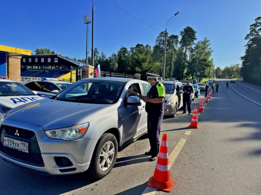 В Подмосковье автоинспекторы и общественники показали водителям опасность опьянения через специальные очки