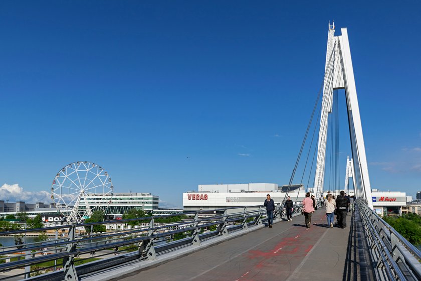 Пешеходный мост через Москву-реку в микрорайоне Павшинская Пойма