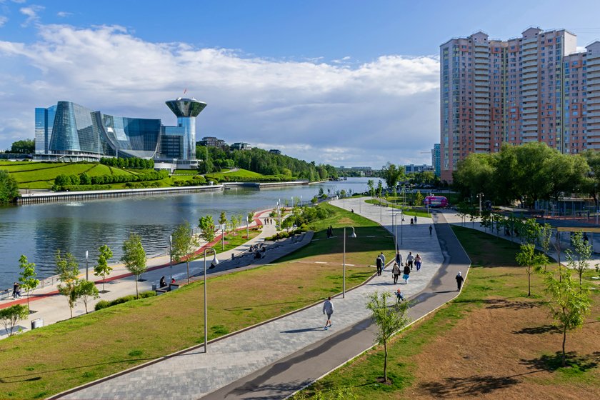 Живописная набережная Москвы-реки в микрорайоне Павшинская пойма