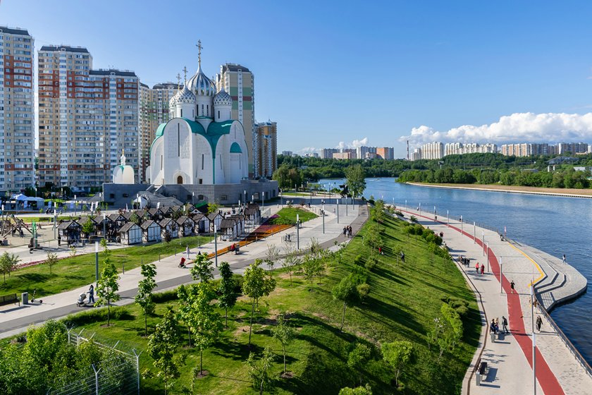 Живописная набережная Москвы-реки в микрорайоне Павшинская пойма