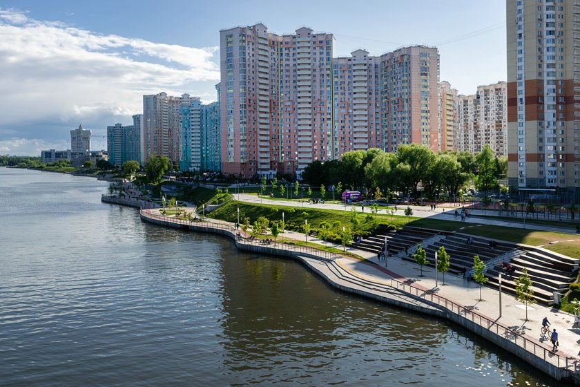 Живописная набережная Москвы-реки в микрорайоне Павшинская пойма