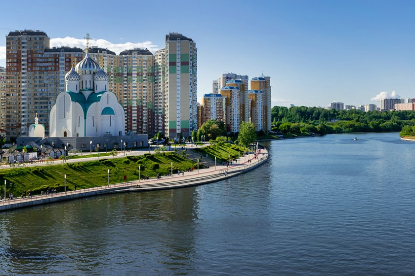 Живописная набережная Москвы-реки в микрорайоне Павшинская пойма