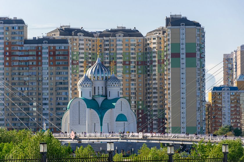Живописная набережная Москвы-реки в микрорайоне Павшинская пойма