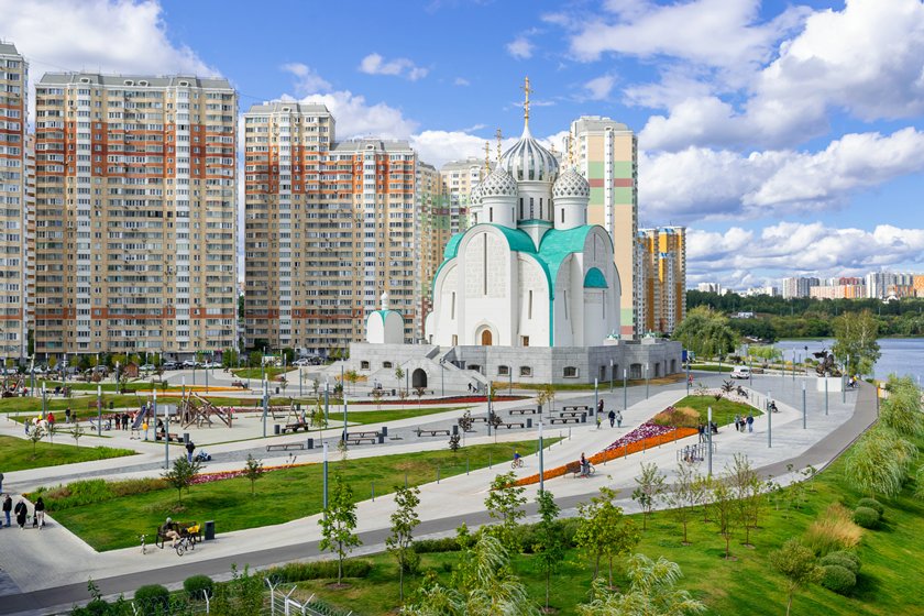 Живописная набережная Москвы-реки в микрорайоне Павшинская пойма
