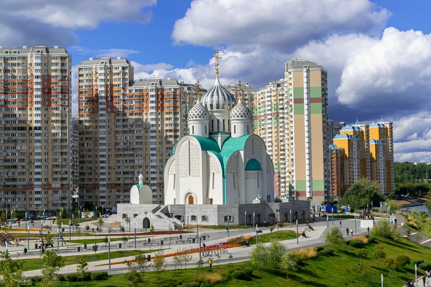 Живописная набережная Москвы-реки в микрорайоне Павшинская пойма