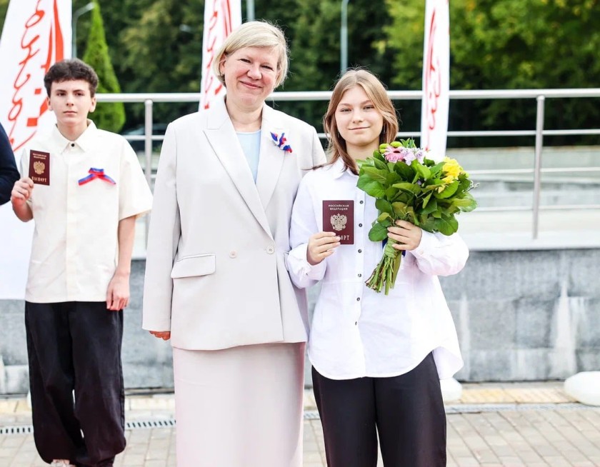 Шестерым юным красногорцам вручили паспорта Российской Федерации