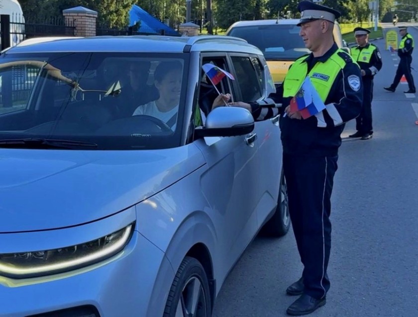 Госавтоинспекция Подмосковья поздравила автомобилистов с Днем Государственного флага России