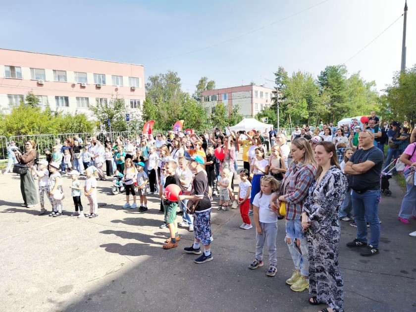 На площади у торгового центра «Арбуз» проходит праздничное мероприятие День Нахабино - 543 года