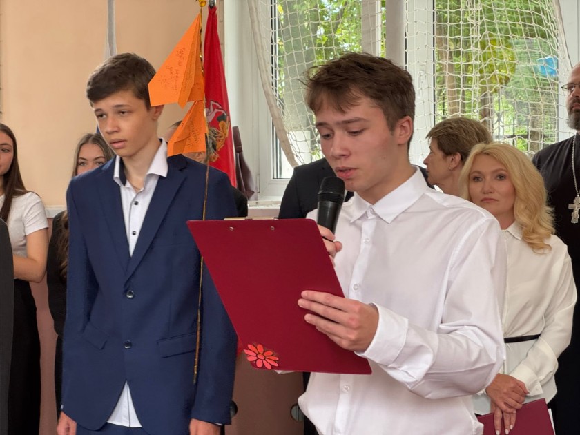 С букетами цветов и с новенькими рюкзаками в руках: в Петрово-Дальневской школе отпраздновали День знаний