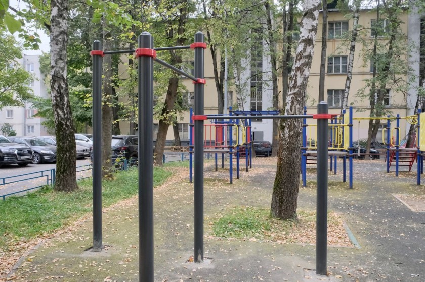 В Красногорске устанавливают новые спортивные снаряды в рамках программы «Турник в каждый двор»