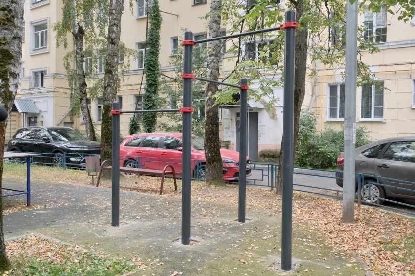 В Красногорске устанавливают новые спортивные снаряды в рамках программы «Турник в каждый двор»