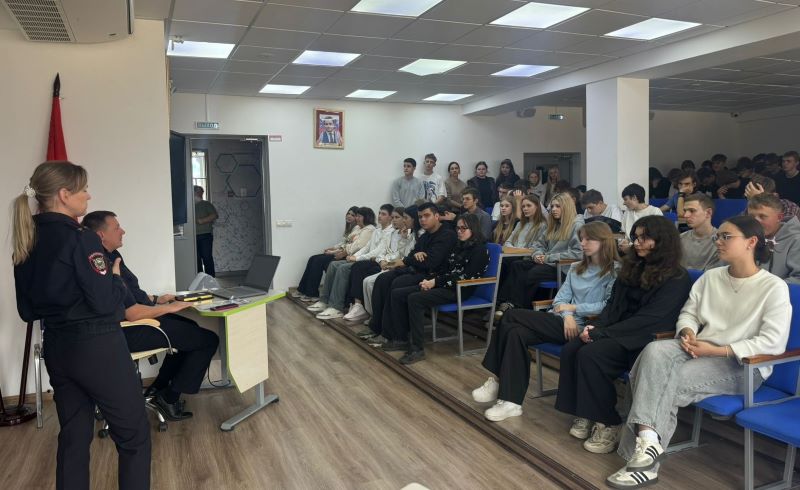 Полицейские УМВД России по г.о. Красногорск провели акцию «Будь в форме» для студентов