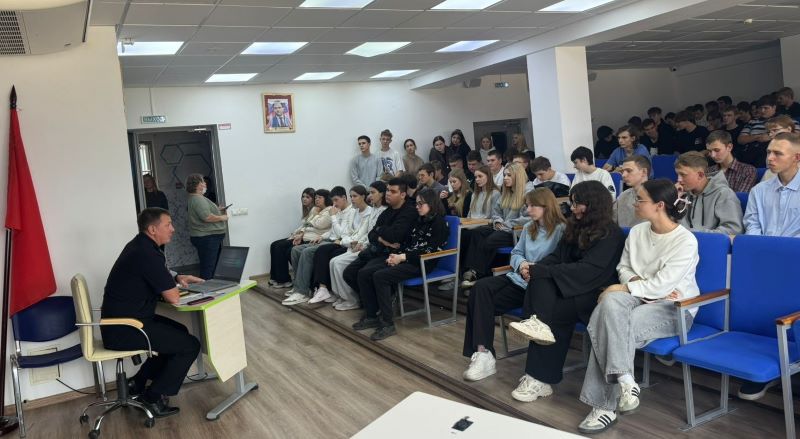 Полицейские УМВД России по г.о. Красногорск провели акцию «Будь в форме» для студентов