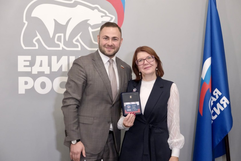 В Красногорском отделении партии «Единая Россия» прошла торжественная церемония вручения партийных билетов новым членам