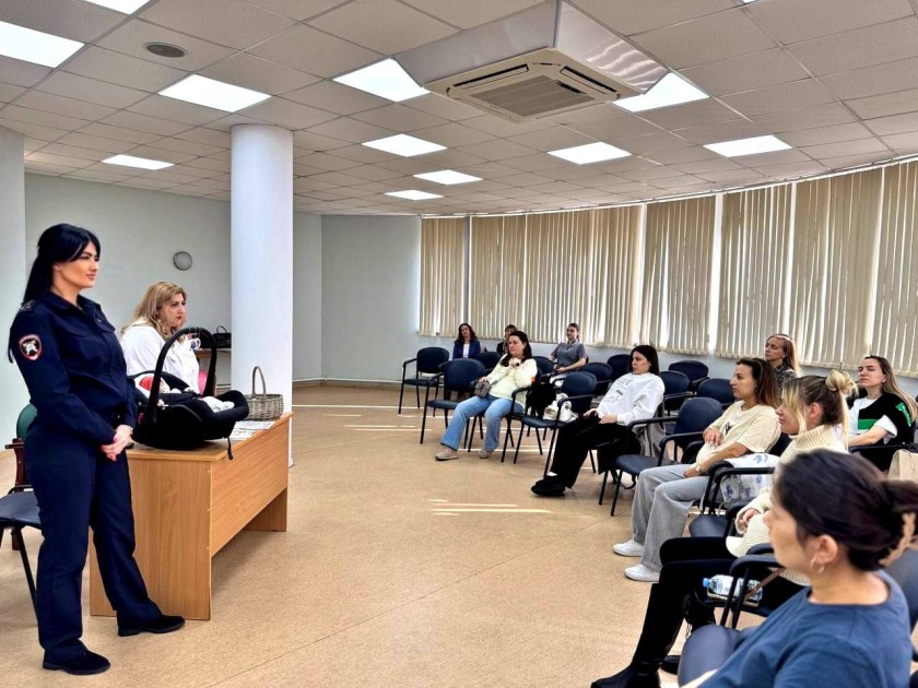 Красногорские автоинспекторы организовали семинар «Безопасность малышам» для участниц Школы материнства 