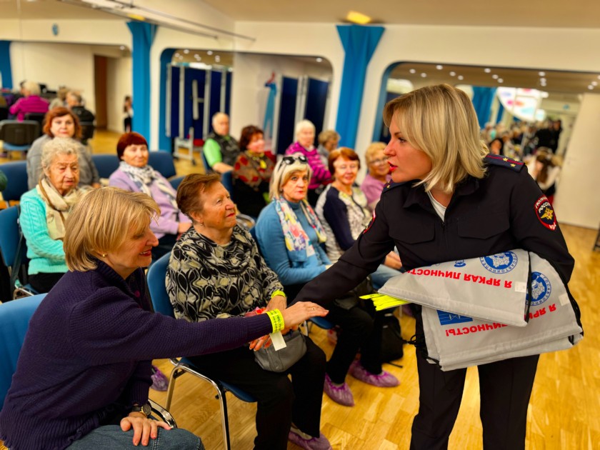 В ПРЕДДВЕРИИ ДНЯ ПОЖИЛОГО ЧЕЛОВЕКА ДОРОЖНЫЕ ПОЛИЦЕЙСКИЕ НАПОМНИЛИ СТАРШЕМУ ПОКОЛЕНИЮ О ПРАВИЛАХ БЕЗОПАСНОГО ПОВЕДЕНИЯ НА ДОРОГАХ