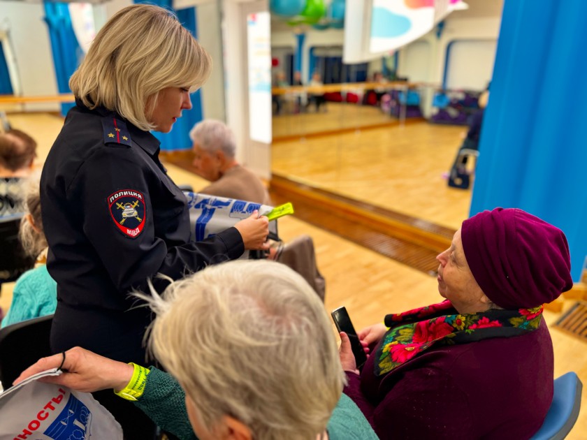 В ПРЕДДВЕРИИ ДНЯ ПОЖИЛОГО ЧЕЛОВЕКА ДОРОЖНЫЕ ПОЛИЦЕЙСКИЕ НАПОМНИЛИ СТАРШЕМУ ПОКОЛЕНИЮ О ПРАВИЛАХ БЕЗОПАСНОГО ПОВЕДЕНИЯ НА ДОРОГАХ