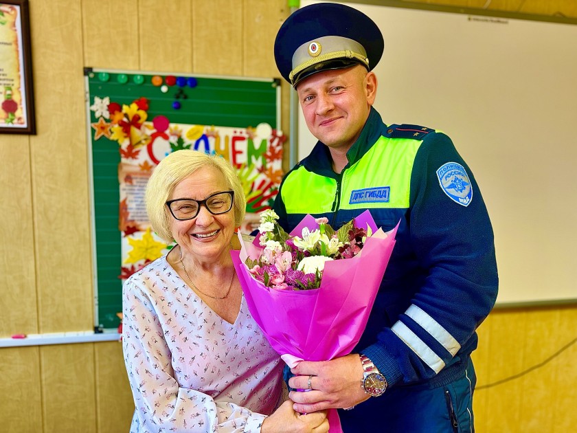 В Московской области сотрудники Госавтоинспекции поблагодарили своих первых учителей