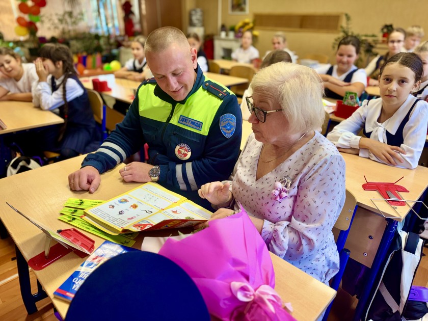 В Московской области сотрудники Госавтоинспекции поблагодарили своих первых учителей