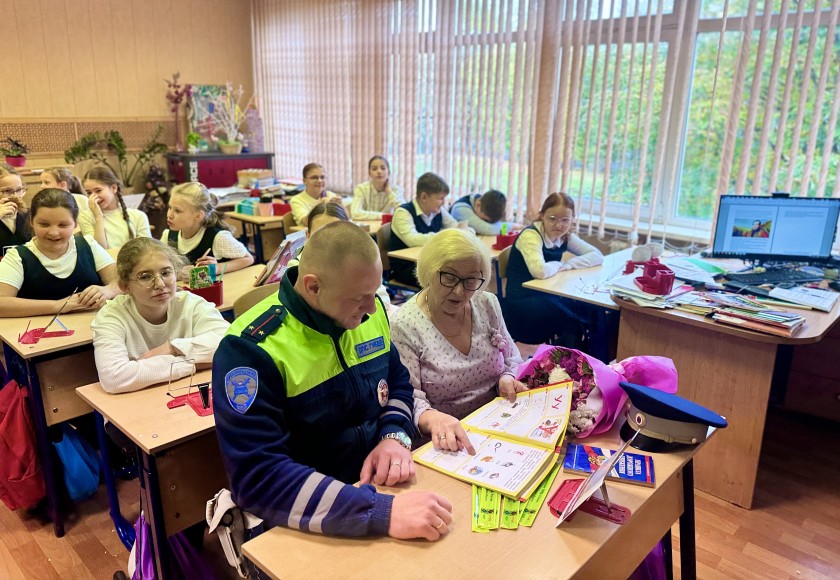 В Московской области сотрудники Госавтоинспекции поблагодарили своих первых учителей