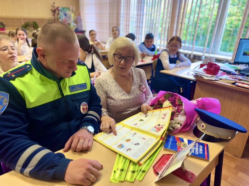 В Московской области сотрудники Госавтоинспекции поблагодарили своих первых учителей